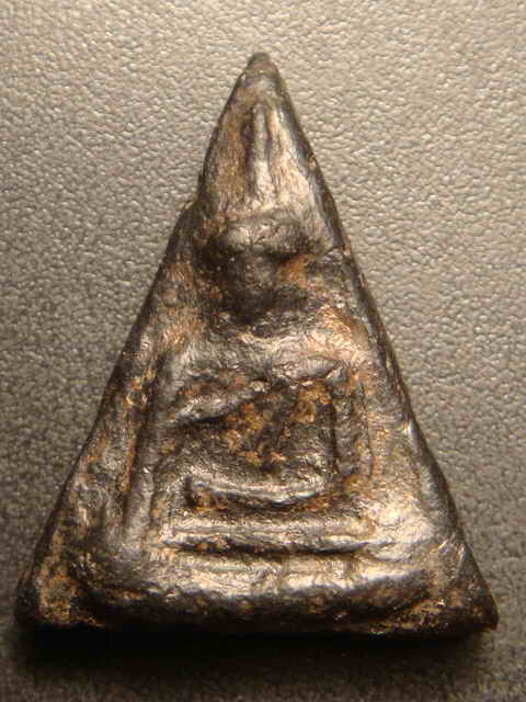 ขายพระนางพญาพิษณุโลกกรุโรงทอเนื้อดำมีดวงตาเห็นธรรม130,000บาทโทร0832478584