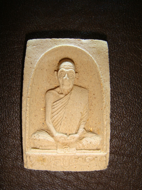 ขายพระผงรูปเหมือนหลวงปูดุลย์ อตุโลรุ่นแรกเนื้อสีขาวศิษย์กำแพงแสนสร้างถวาย