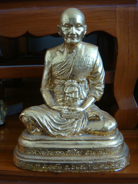 ขายพระบูชารูปเหมือนหลวงปู่ดู่ขนาด5นึ้วปี2525เนื้อผงพุทธคุณ ปิดทองราคา9,500บาท