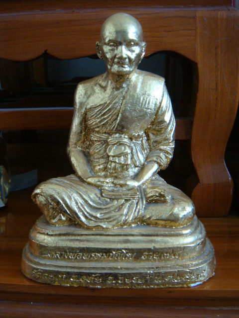 ขายพระบูชารูปเหมือนหลวงปู่ดู่ขนาด5นึ้วปี2525เนื้อผงพุทธคุณ ปิดทองราคา9,500บาท