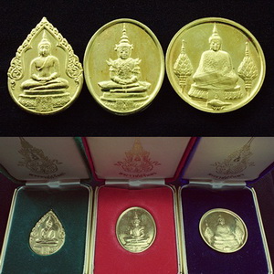 ***ขายด่วน*** เหรียญพระแก้วมรกต แบบทรงเครื่อง 3 ฤดู(เนื้อทองคำ) รุ่นพระราชศรัธา ปี2525 