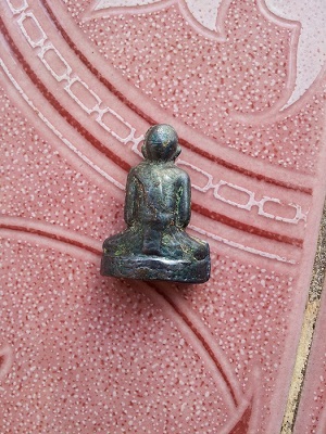 มีพระมาให้ดูครับ  ขอข้อมูลผู้รู้หน่อย ไม่มีข้อมูลจริงๆครับ