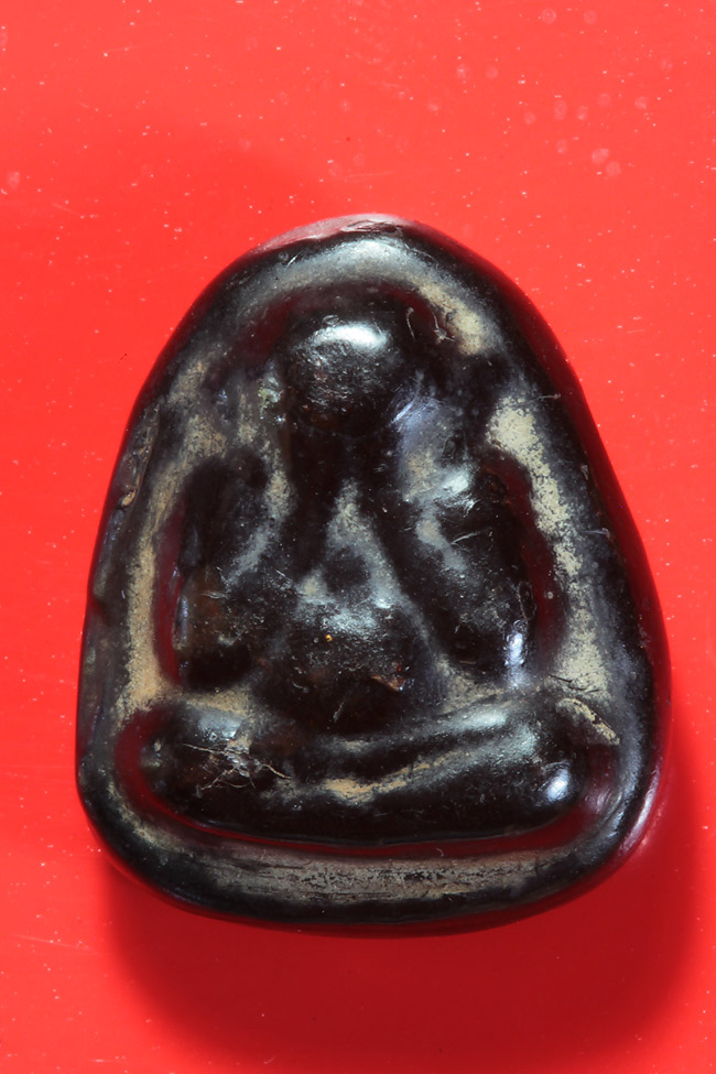 ปิดตาหลวงพ่อแก้ว วัดเคลือวัลย์ พิมพิ์กลางหลังเรียบ เนื้อ ผงจุ่มรัก...เก่าๆๆ