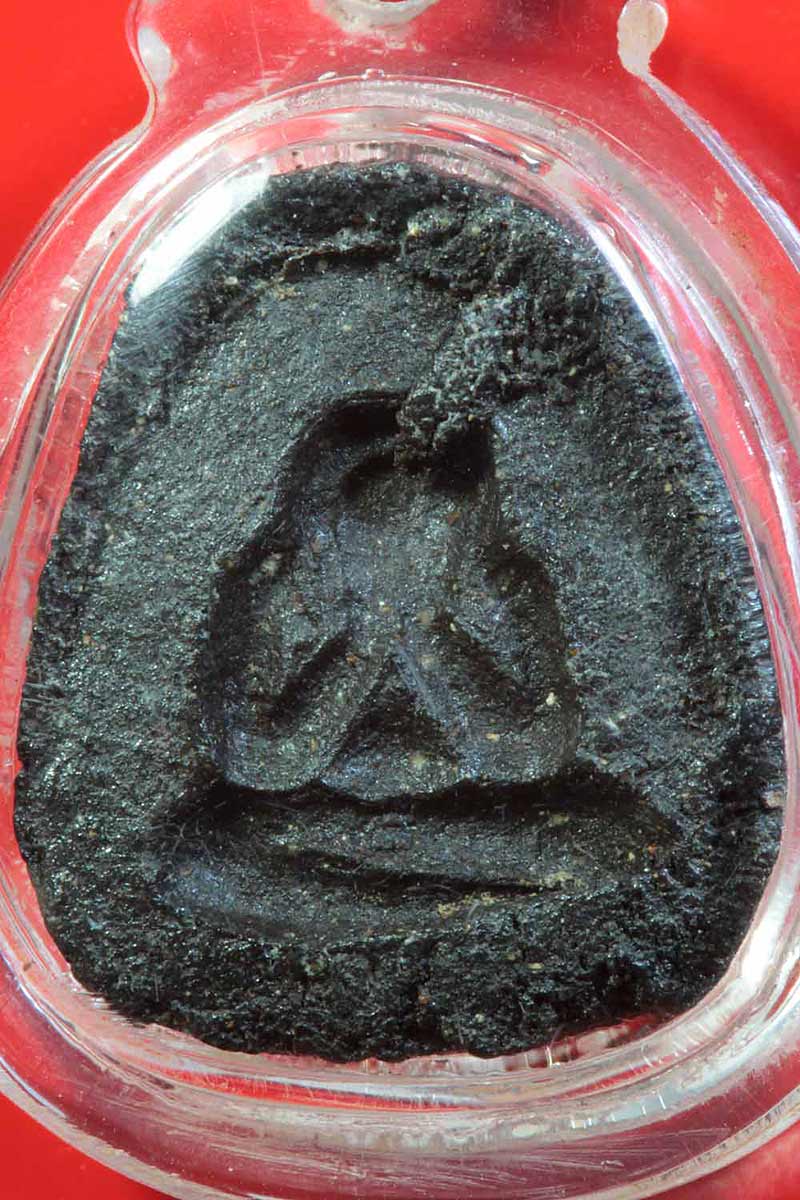 ปิดตาหลังแบบหลวงปู่เฮี้ยง วัดป่าฯ