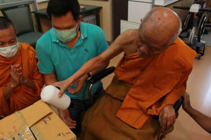ภาพหลวงพ่อคูณ " ปลุกเสก วัตถุมงคล หลวงพ่อคูณ วัดพายัพ"