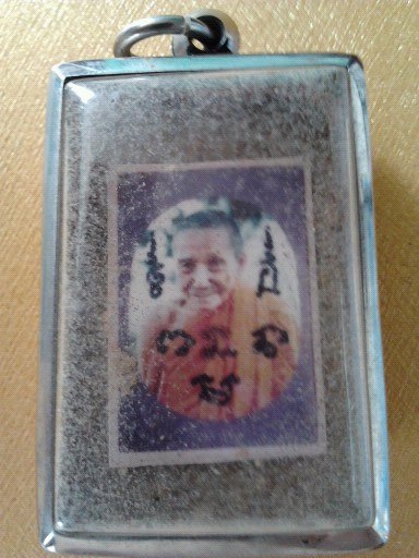 รบกวนช่วยดูทีครับ พระสมเด็จ หลังมีรูปหลวงพ่อ