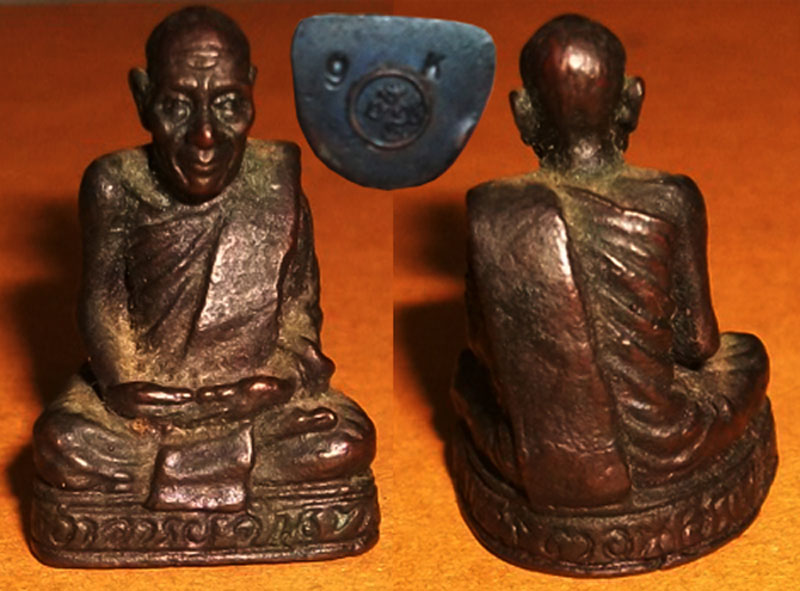 “หลวงปู่จันทร์ เขมปัตโต รุ่นนี้ ตอกโค้ด 9K ปั้ม นะ มะ พะ ทะ”