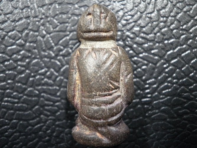 [Auto] manas-ppp - ***หนุมานเนื้อผงฝั่งตะกรุด 1 ดอก ฐาน 1 &#189; ซม. สูง 3 &#189; ซม. ผิวออกเทาอม...