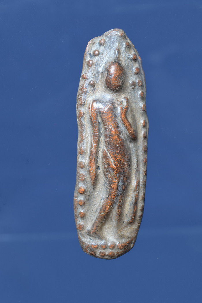 พระลีลาถ้ำหีบ พิมพ์ข้างเม็ด เนื้อดิน กรุวัดถ้ำหีบ สุโขทัย