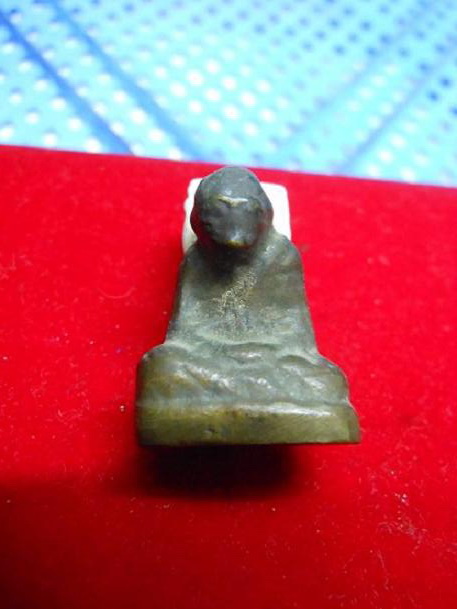 รบกวนพี่พี่ ช่วยดู รูปหล่อ ว่าเป็นของ หลวงพ่อท่านใด หรอครับ