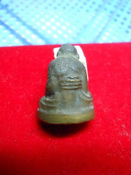 รบกวนพี่พี่ ช่วยดู รูปหล่อ ว่าเป็นของ หลวงพ่อท่านใด หรอครับ