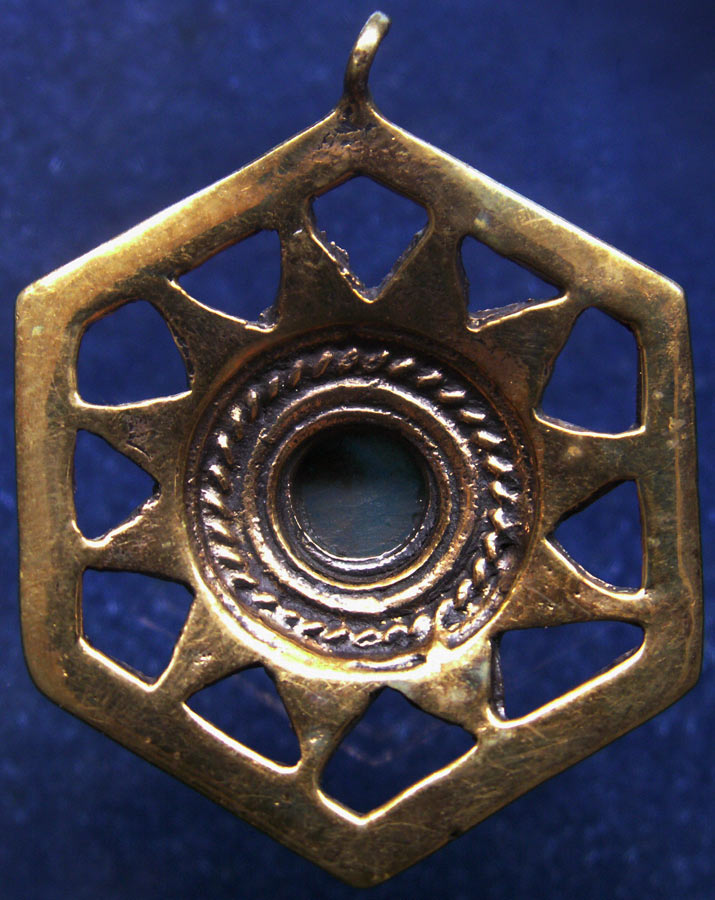 ท่านใดรู้บ้างว่า...เหรียญนี้คืออะไร ???