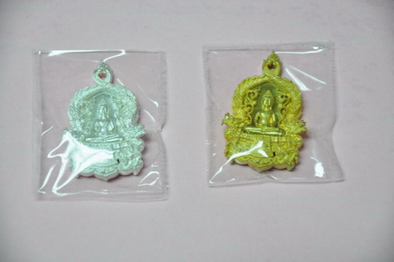 ต้องการปล่อยครับ เหรียญเจริญพรพุทธโสธรเนื้อเงินพิมพ์เล็ก+เนื้อทองระฆังพิมพ์เล็ก ไม่แพงครับ