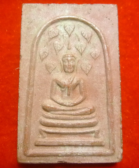 สมเด็จหลวงพ่อกวย พิมพ์โพธิ์เก้า หลังแม่พระธรณี เนื้อว่านสบู่(แดง)