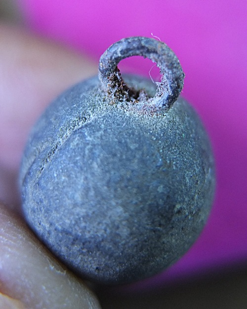 ท่านผู้รู้ครับ ใช่ลูกอมผงยา คลุกรัก หลวงพ่อร้าย วัดเขายี่สาร มั้ยครับ