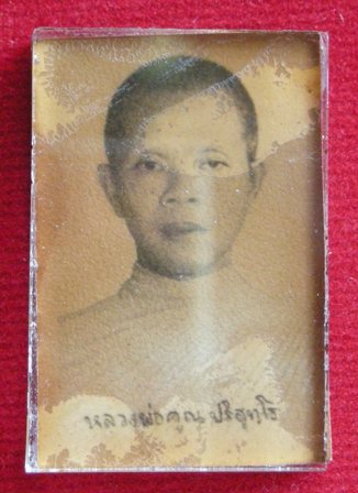 รูปถ่ายกรอบกระจกหลวงพ่อคูณปี 2509 ครับ!!!