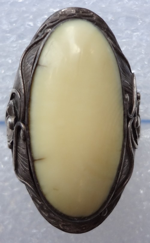 แหวนเงิน หัวงาช้าง ครับ