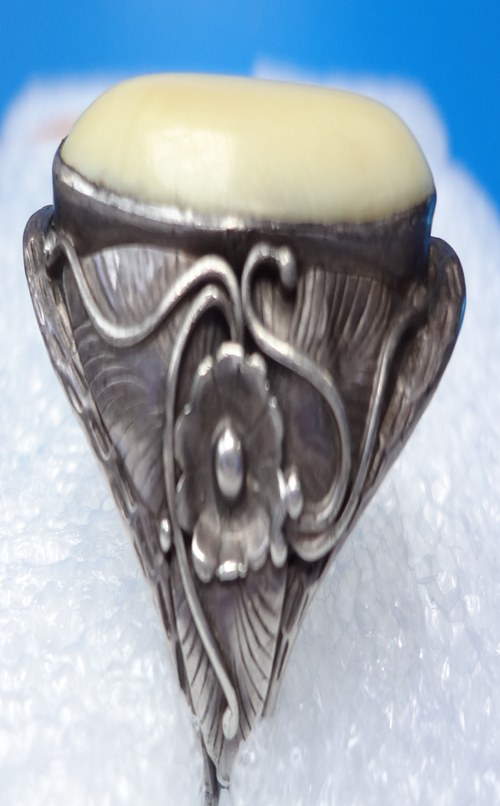 แหวนเงิน หัวงาช้าง ครับ