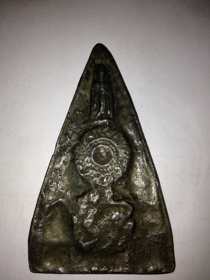 รบกวนพี่ๆช่วยดูให้หน่อยครับผม  ว่าคือพระเครื่องของวัดไหนที่ไหนครับชื่อหลวงพ่ออะไรครับ