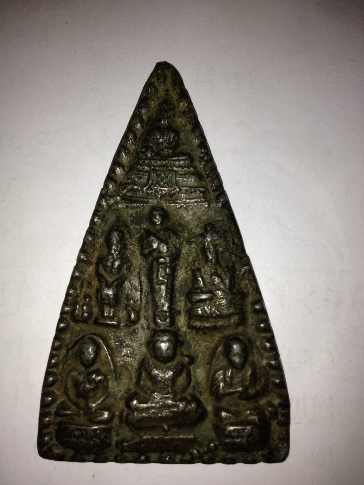 รบกวนพี่ๆช่วยดูให้หน่อยครับผม  ว่าคือพระเครื่องของวัดไหนที่ไหนครับชื่อหลวงพ่ออะไรครับ