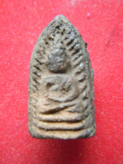 พระเนื้อดิน พิมพ์พระรอด หลวงพ่อลี ออกวัดป่าคลองกุ้ง จันบุรี  ปี2496