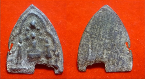 พระนารายณ์ทรงปืน เนื้อชินเขียว หลังลายผ้าละเอีนด