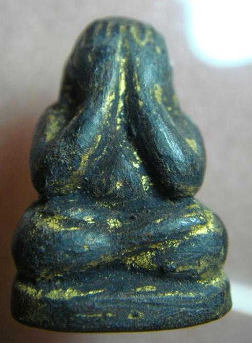 สอบถามพระปิดตา ไม้แกะ ลงรัก ปิดทอง มีชาดแดง พิมพ์นี้เป็นของสำนักได้ครับ