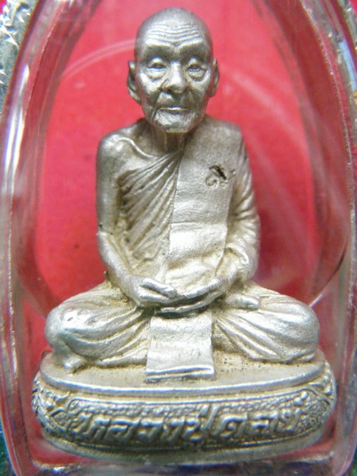 รูปหล่อ หลวงปู่ดุลย์ อตุโล วัดบูรพาราม ปี25 เนื้อเงิน ก้นช้าง เหลี่่ยมเงิน ลงยา