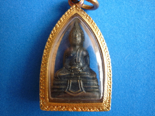 หลวงพ่อพระพุทธโสธร ปี 2500 พร้อมกรอบทองคำ (พิมพ์กลาง)