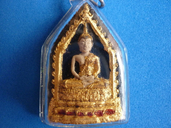 พระชุดไตรภาคีพิมพ์พระพุทธสิหิงค์ลงรักปิดทอง พิมพ์ใหญ่ ปี 2513 วัดเขาบางทราย ชลบุรี