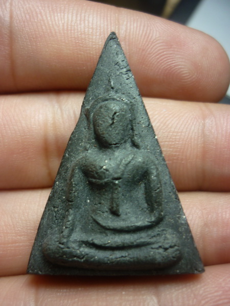 รบกวนผู้รู้ทุกท่านพิจารณาพระ 2 องค์ นี้หน่อยครับ 