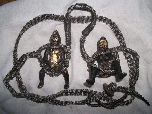 พ่องั่ง แม่เป๋อ ตัวครู คู่มหาเสน่ห์ พร้อมเชือกคาดเอวมหาเวท ตะกุด 3  ดอก 