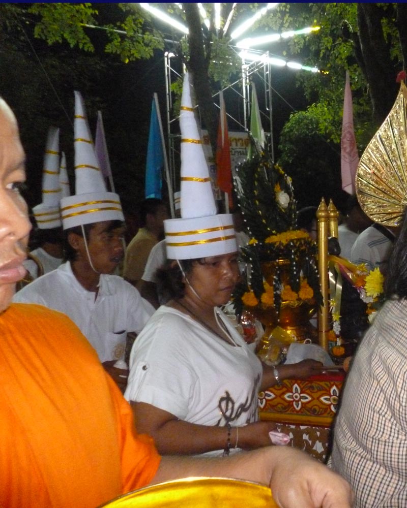 ไปตักบาตรพระอุปคุตเถระหลังเที่ยงคืน ที่วัดบึงกระดาน ในวันลอยกระทง