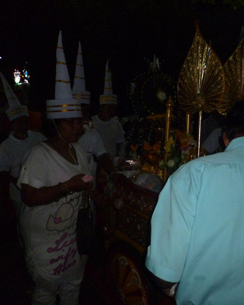 ไปตักบาตรพระอุปคุตเถระหลังเที่ยงคืน ที่วัดบึงกระดาน ในวันลอยกระทง