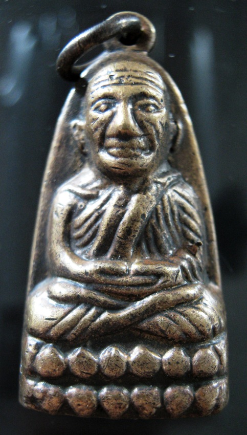 หลวงปู่ทวดหลังหนังสือพิมพ์เล็กมีหู ปี05