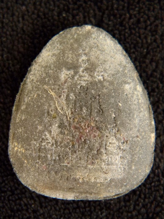 พระปิดตาไม่ทราบที่ครับ พิมพ์ใหญ่ หลังมียันต์+ฝังพลอย 