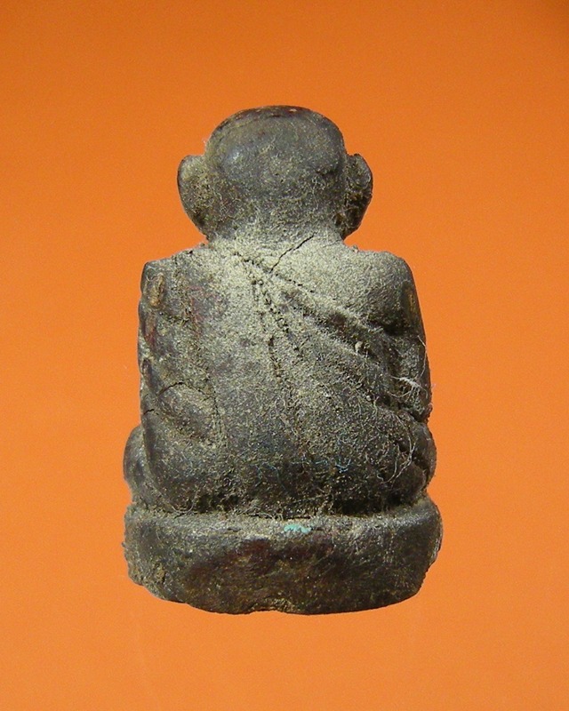 ช่วยดูพระรูปเหมือนเนื้อว่านลอยองค์ให้หน่อยครับ