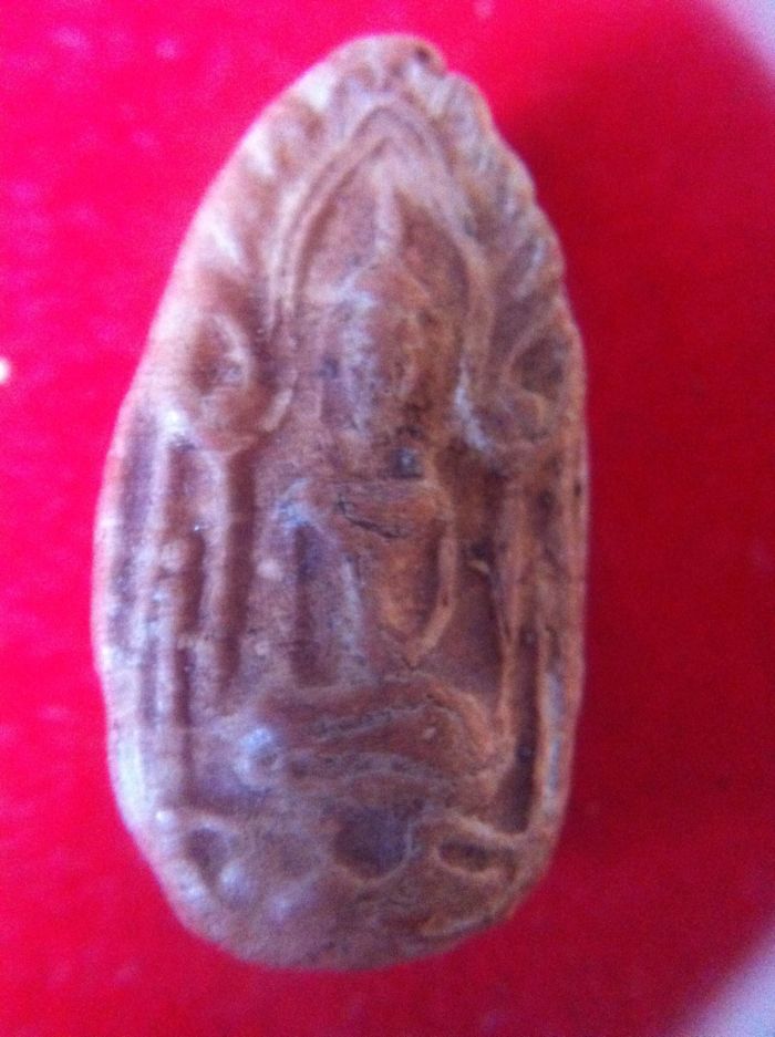 พระทรงเม็ดขนุน ครับ 2 องค์ช่วยดูให้หน่อย