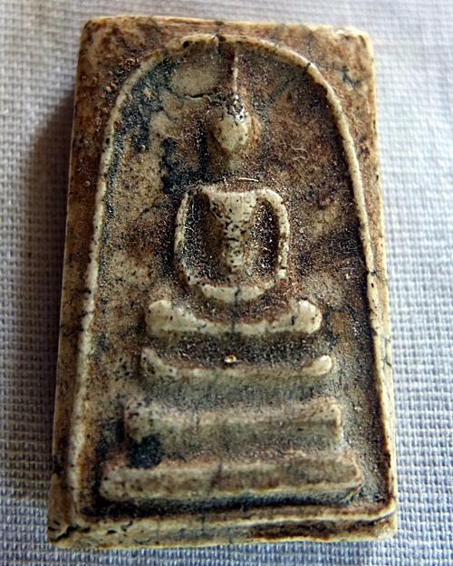 สวัสดีปีใหม่เทพทุกท่านครับ มีระฆัง,ปู่ทวด,รูปหล่อพ่อเดิม,ปิดตาพ่อแก้ว มารบกวนครับ