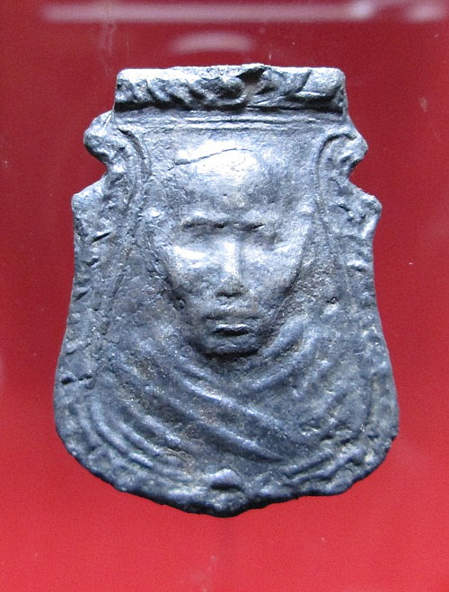 เหรียญหน้าเสือรุ่น2เนื้อแร่ แท้ใหมครับ