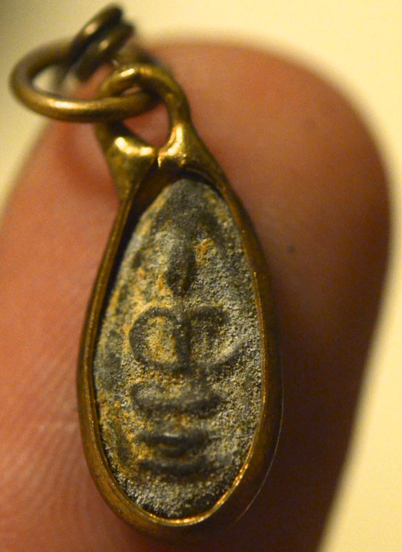 เหมือนพระพิจิตรเม็ดข้าวเม่า แต่ไม่รู้ว่าใช่หรือไม่