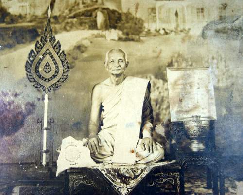 ท่านผู่ใดทราบชื่อของพระองค์นี้ไหมครับ