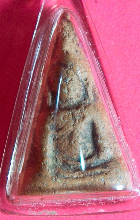 รบกวนสอบถาม พระนางพญาพิมพ์เข่าโค้ง  