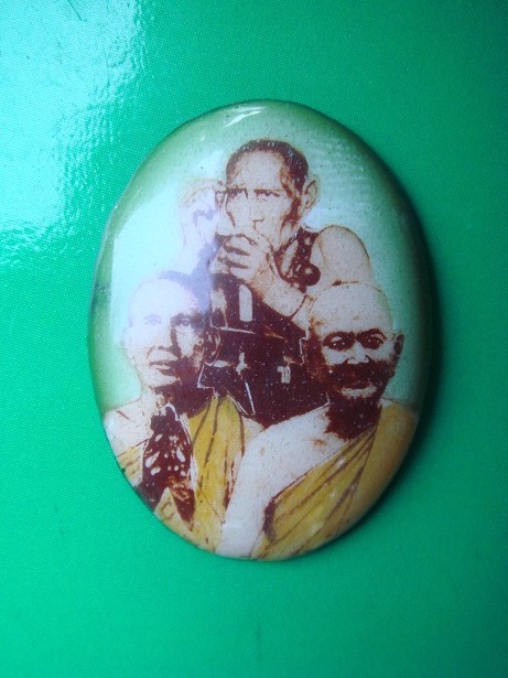 ไม่ทราบว่าเป็น ล็อคเก๊ต พระอาจารย์ ท่านไหนครับ รบกวนครับ