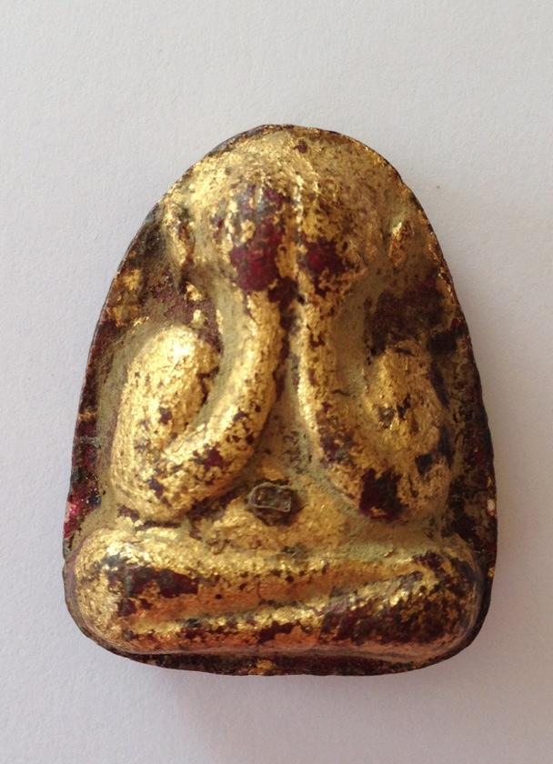 ผมเป็นสมาชิกใหม่ ต้องการทราบว่าพระปิดตา เนื้อผง หลังแบบชุบรัก เป็นของพระอาจารย์ท่านใดวัดอะไร 