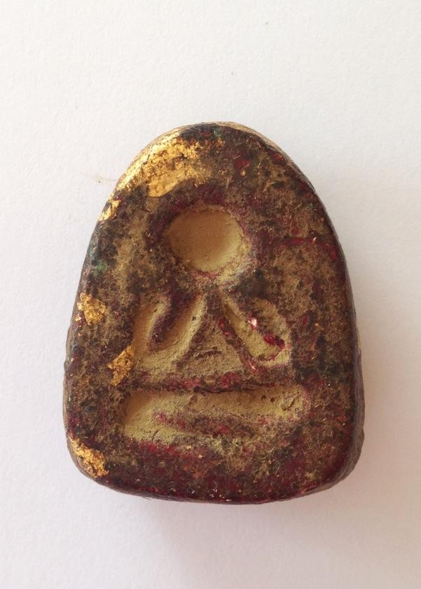 ผมเป็นสมาชิกใหม่ ต้องการทราบว่าพระปิดตา เนื้อผง หลังแบบชุบรัก เป็นของพระอาจารย์ท่านใดวัดอะไร 