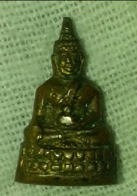 รบกวน ผู้ชำนาญฯ ช่วยดูพระกริ่ง องค์เล็กนี้หน่อยครับ ไม่ทราบที่มาน่าจะ เกิน 50 ปีได้ครับ