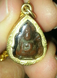 รบกวนผู้เชี่ยวชาญดูให้หน่อย ว่าพระนางพญา หรือเปล่า ครับ พอดีเก็บได้พร้อมเลี่ยมทองไว้แล้ว