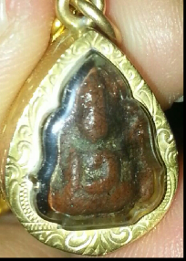 รบกวนผู้เชี่ยวชาญดูให้หน่อย ว่าพระนางพญา หรือเปล่า ครับ พอดีเก็บได้พร้อมเลี่ยมทองไว้แล้ว