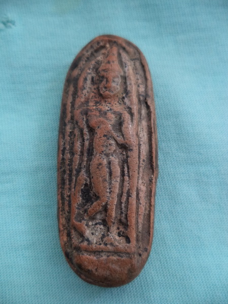 ลีลา  กำแพง  เม็ดขนุน กรุลานดอกไม้ (แถวบ่อน้ำพุร้อนพระร่วง) องค์ที่ 1